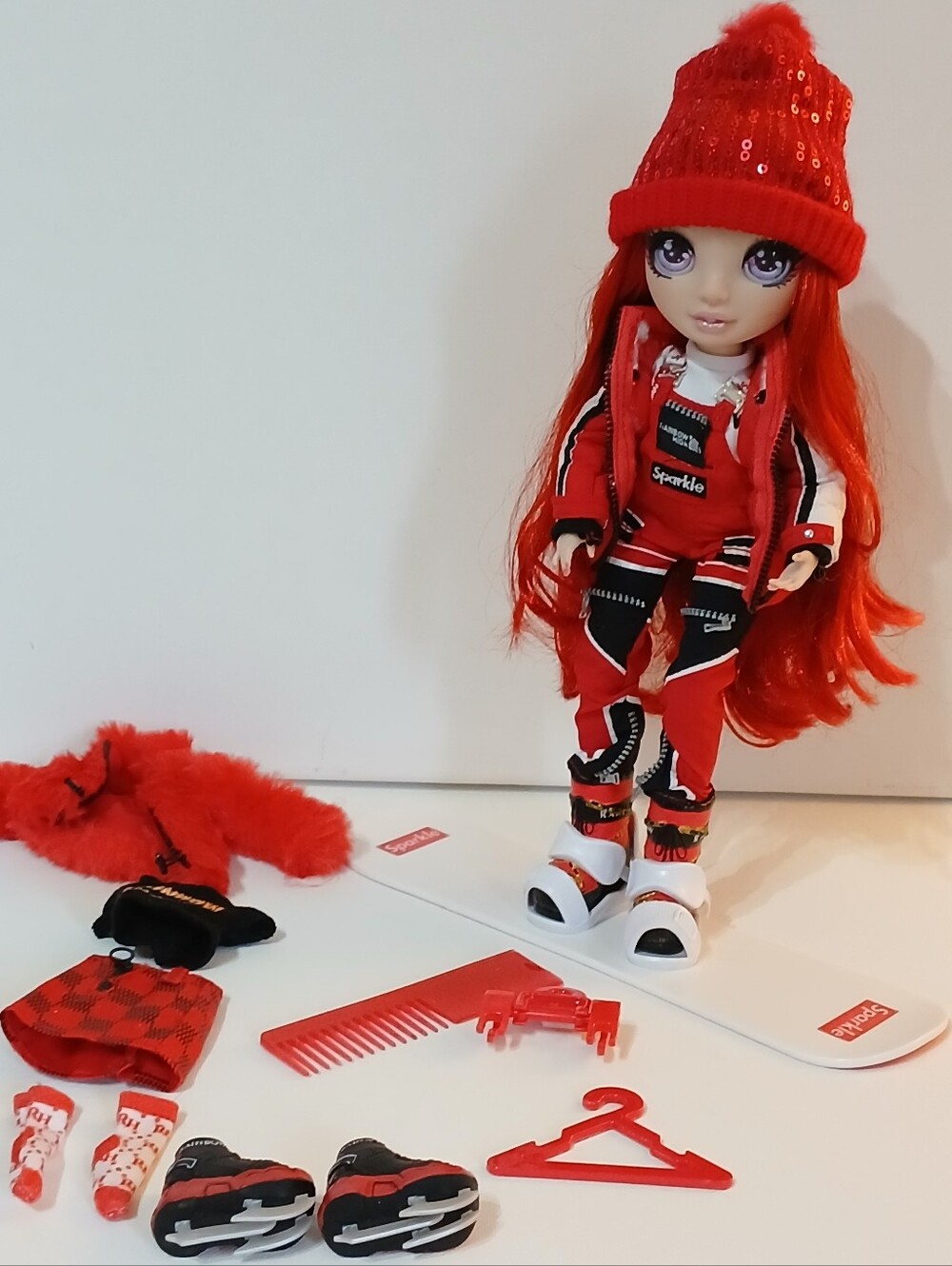 Rainbow High Winter Break Ruby Anderson - Second Outfit & Accesories Included